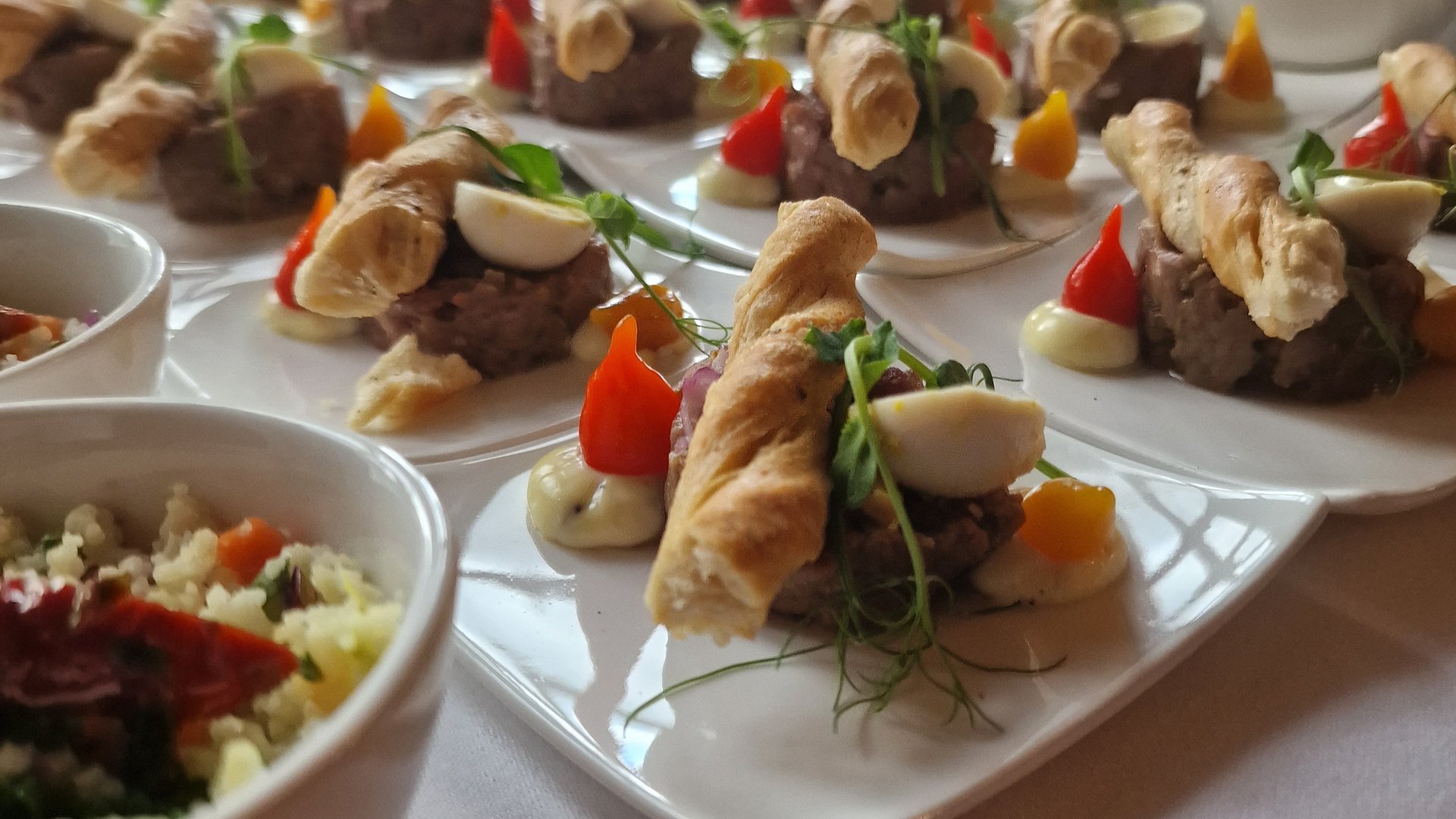 Herzhaftes Beef Tartare mit Blätteteigstangerl und Wachtelei
